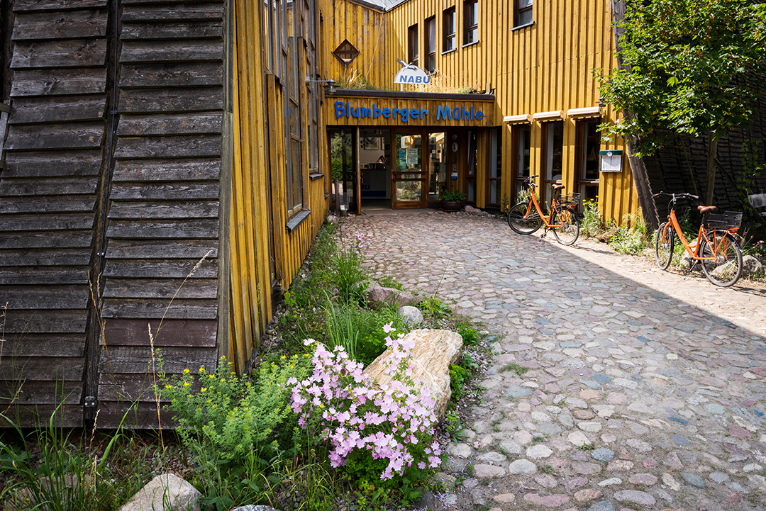 Eingang des Gebäudes der Blumberger Mühle