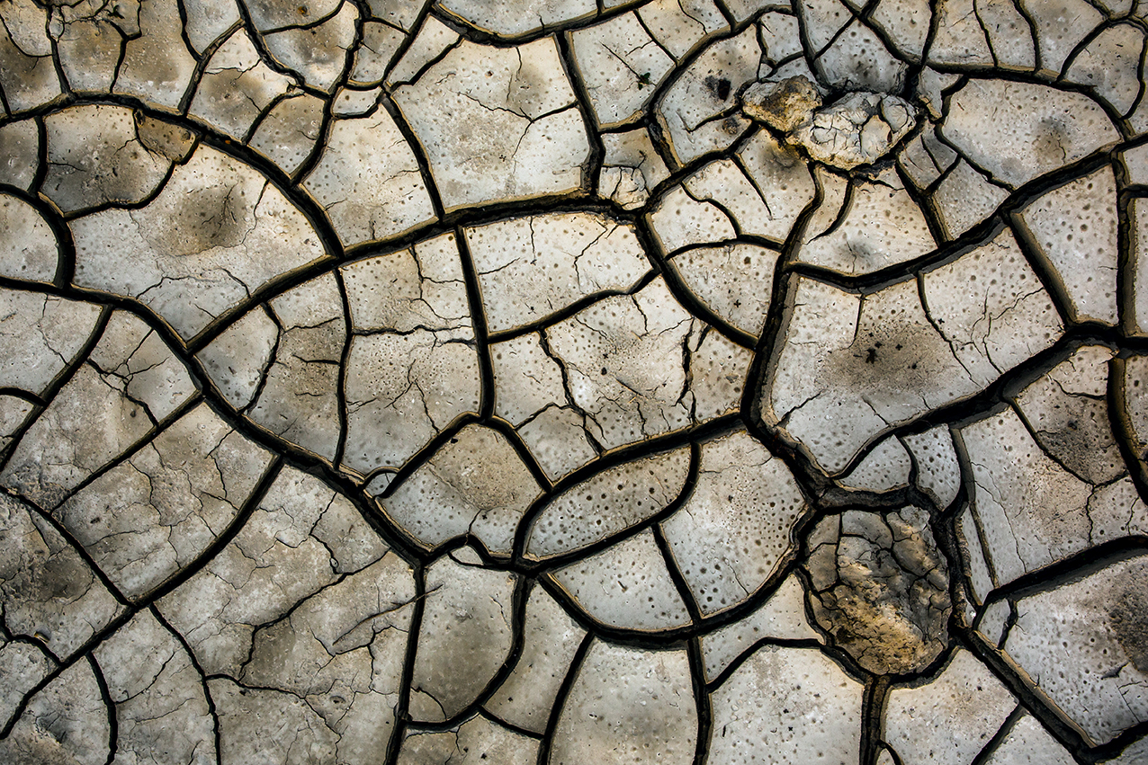 Ausgetrockneter Boden mit Rissen