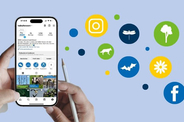 Eine Hand mit Smartphone, dahinter eine Laptop-Tastatur. Der Schriftzug lautet: Social Media für NABU-Gruppen, ein paar bunte Icons mit Social-Media-Plattformen, Tieren und Pflanzen.