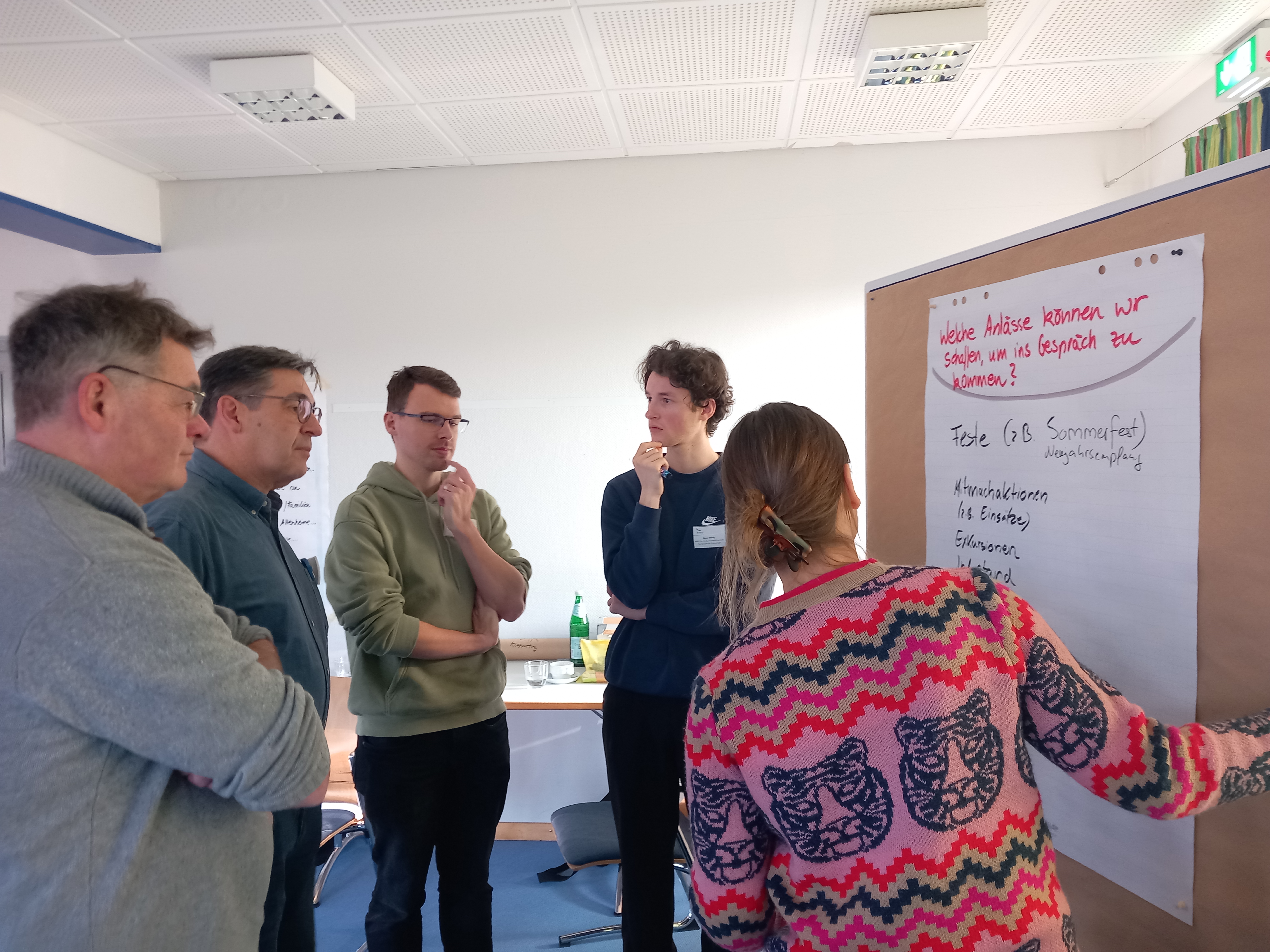 Teilnehmerinnen brainstormen an einer Pinnwand