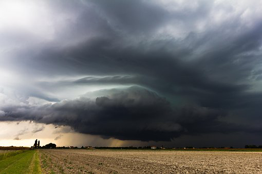 Unwetterwolken über Acker