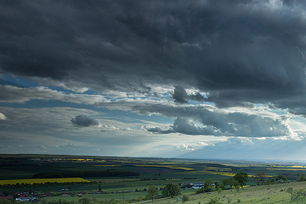 Gewitterwolken über einer Landschaft