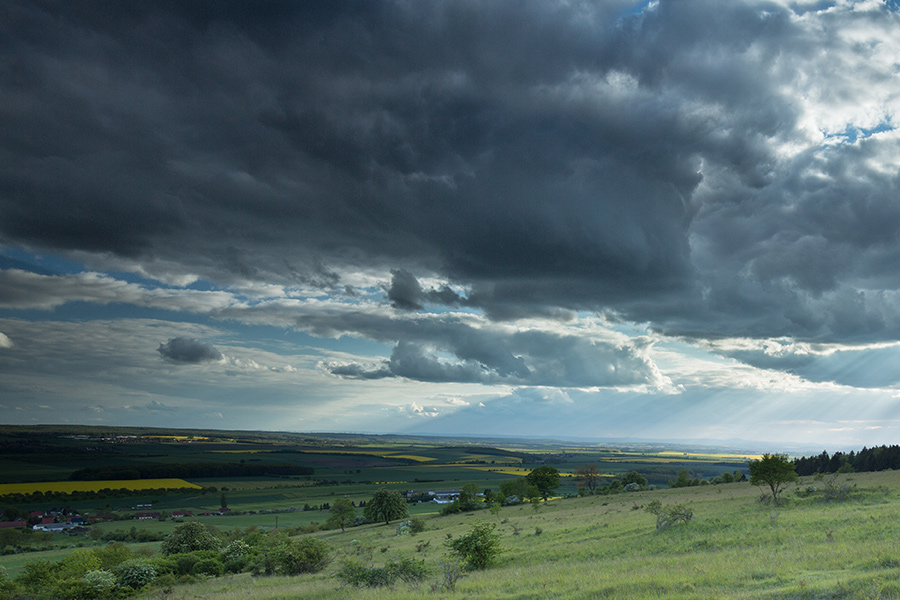 Gewitterwolken am Himmel und die Sonne, die durch die Wolken dringt